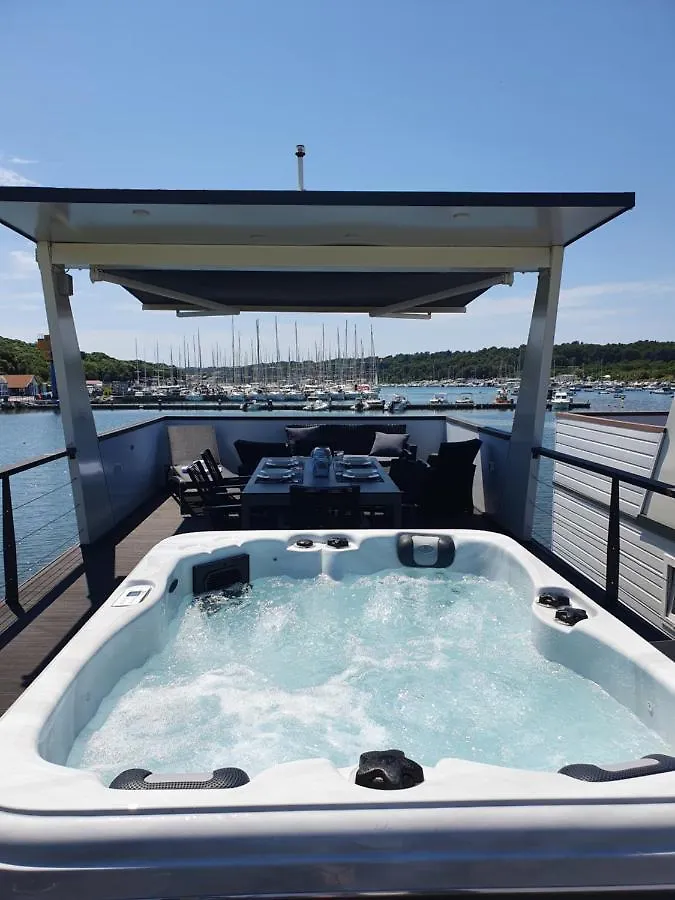 فندق Floating House Sena بولا
