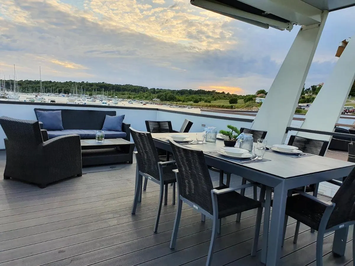 فندق Floating House Sena بولا بوتيل