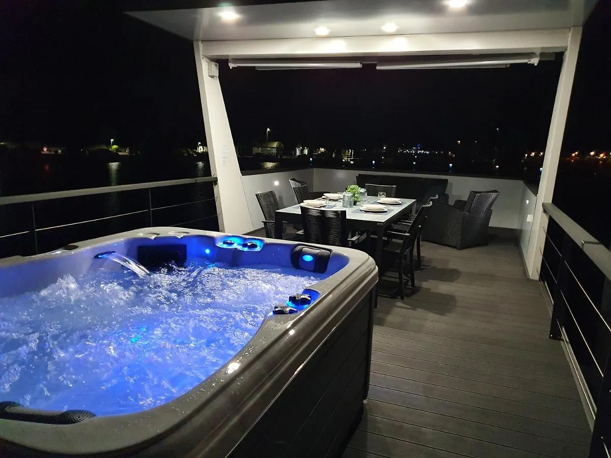 Floating House Sena Hotel Pula